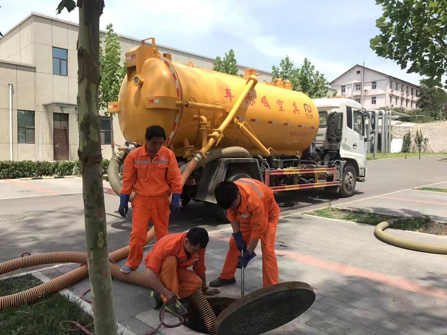 巴南管道疏通车停在窨井附近