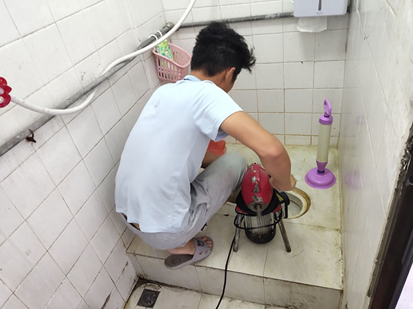 巴南肥皂掉到马桶里把马桶堵住了怎么办？马桶堵住了怎么办